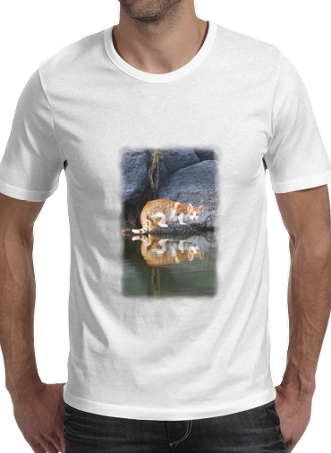  Cat Reflection in Pond Water voor Mannen T-Shirt