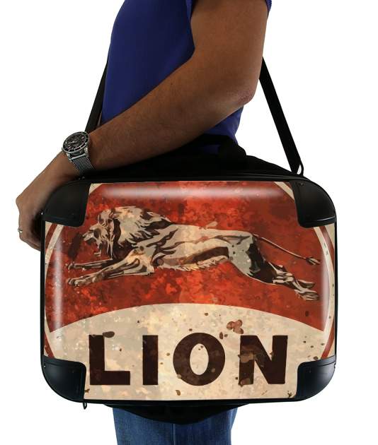  Vintage Gas Station Lion voor Laptoptas